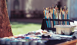 Atelier de travail avec des crayons sur la table