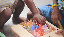 Enfants jouant avec des crayons de couleur